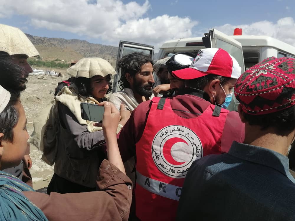 阿富汗紅新月會夥伴協助將傷者送上救護車。