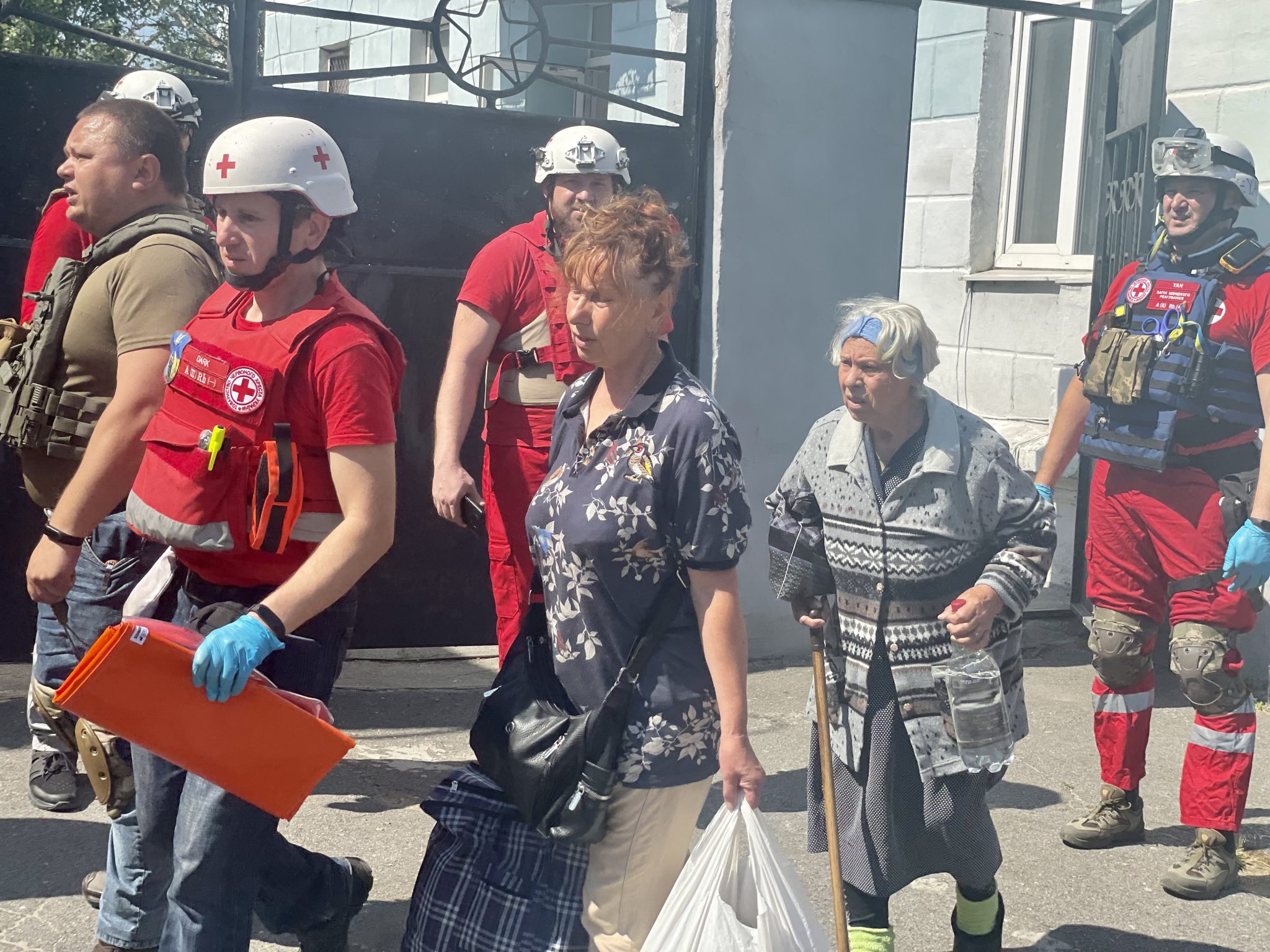 The members of the Ukrainian Red Cross are evacuating residents