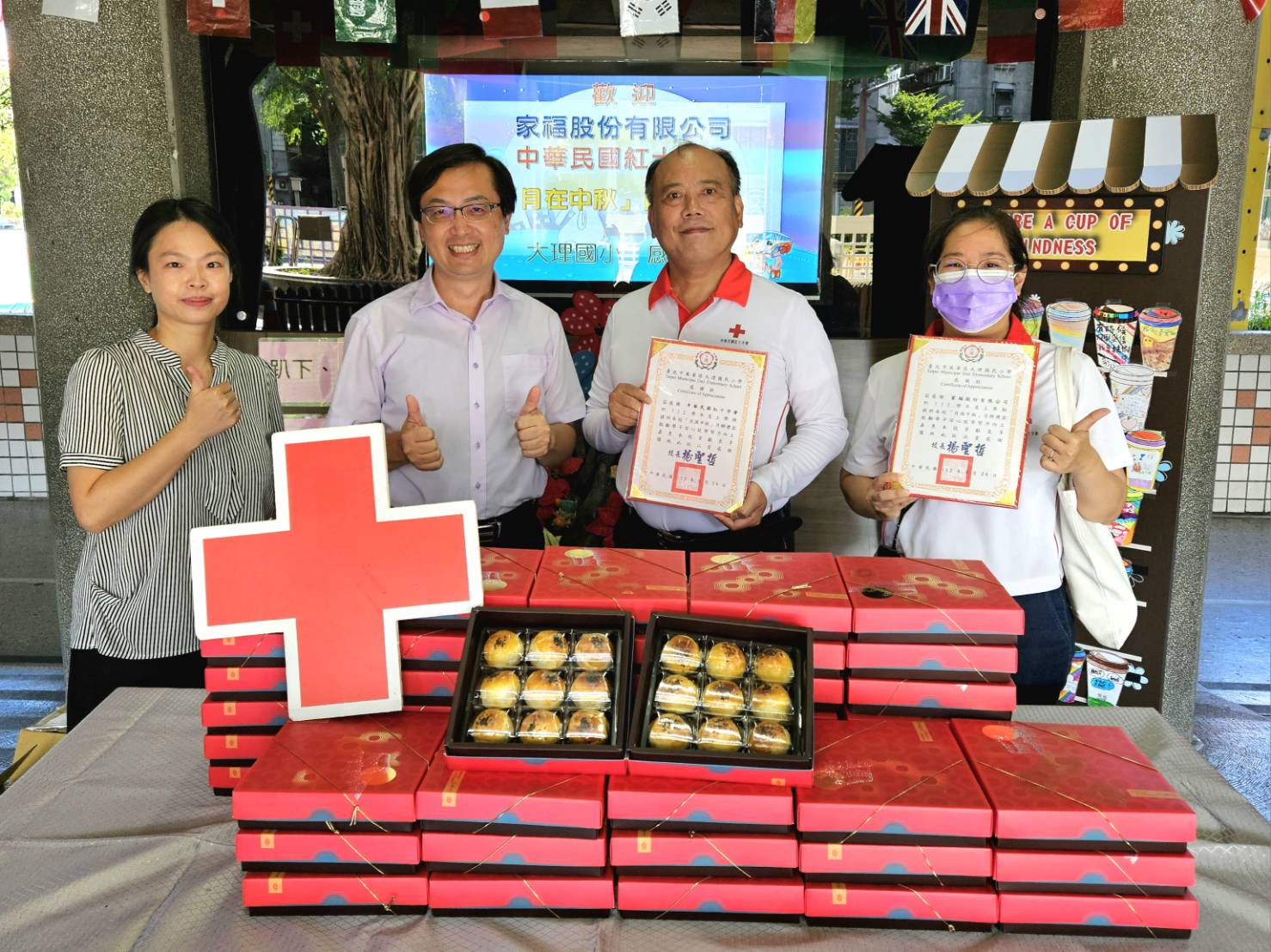 紅十字啟動安心食物箱食物援助計畫外,也與家樂福攜手合作「中秋月餅愛心認購」活動（右二：高寗柏秘書長）