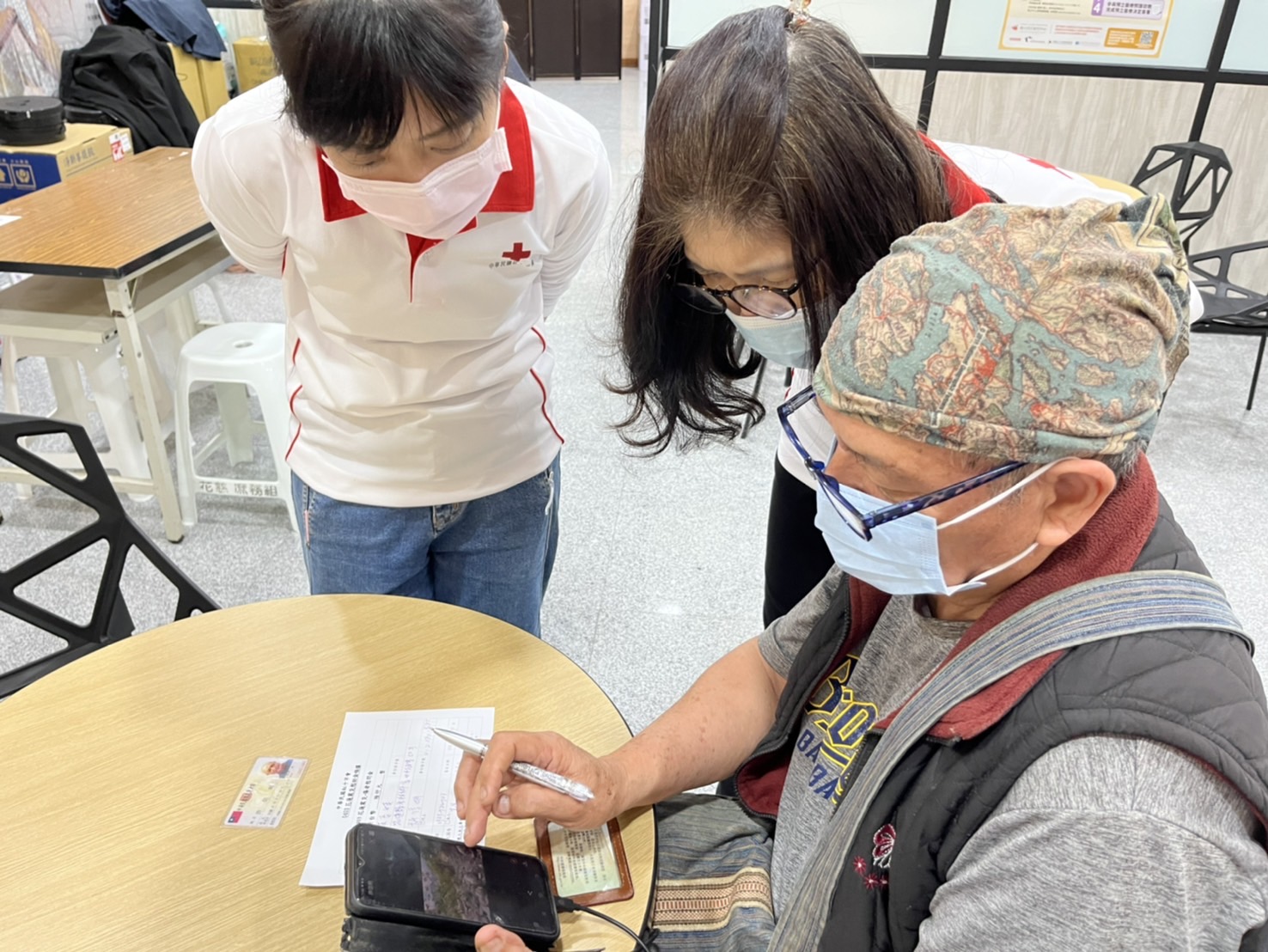 Red Cross Rushes to Hualien to Console Hospitalized Victims After Conclusion of Rescue Mission