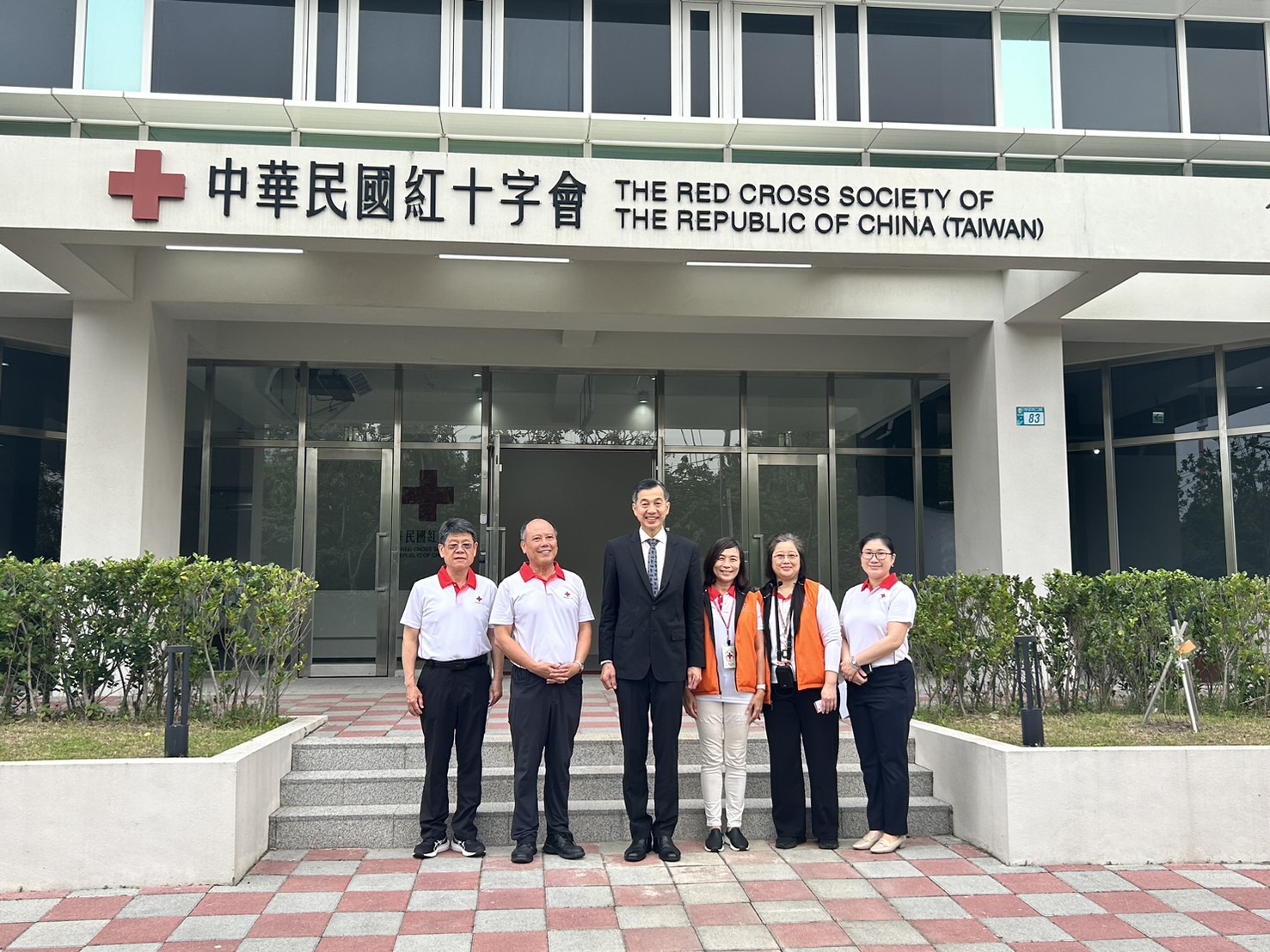 Welcome the visit of Executive Director Chen to the Red Cross