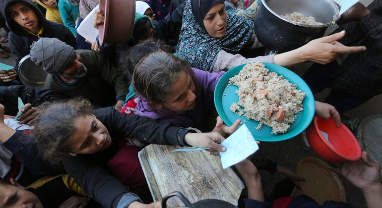 食物被分發給絕望的巴勒斯坦人(近東救濟工程處)