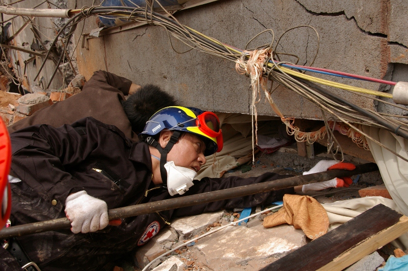 2008年汶川地震，紅十字會緊急動員22名搜救隊員前進災區，即使面對災區斷垣殘壁，救災隊員仍不放棄，盡力尋找一線生機。