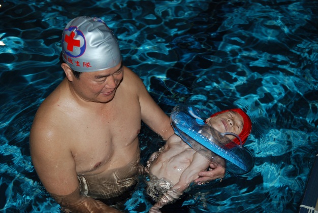 紅十字會開辦身心障礙者游泳訓練班，由志工教練義務教學，協助身心障礙者學習游泳及復健，廣受好評。